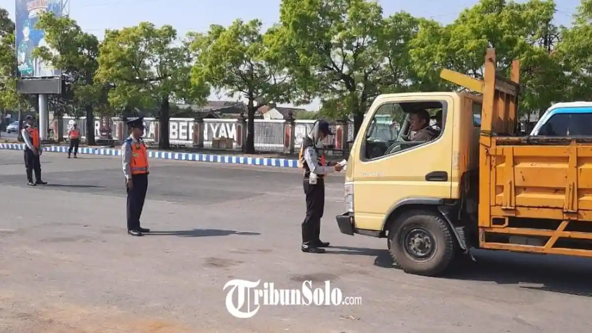 Dishub Sukoharjo Gelar Operasi Angkutan Barang, Temukan 17 Pelanggar dengan KIR Mati