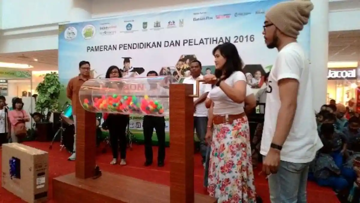 Warga Griya Mas dan Baverly Park Beruntung Dapatkan Motor dan TV LED dari Undian Mega Mall Batam