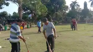 Petugas-DLH-Buleleng-saat-membersihkan-sampah-sisa-perayaan-tahun-baru.jpg