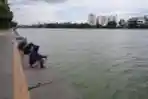 Warga Nekat Mancing di Danau Sunter Jakarta Utara