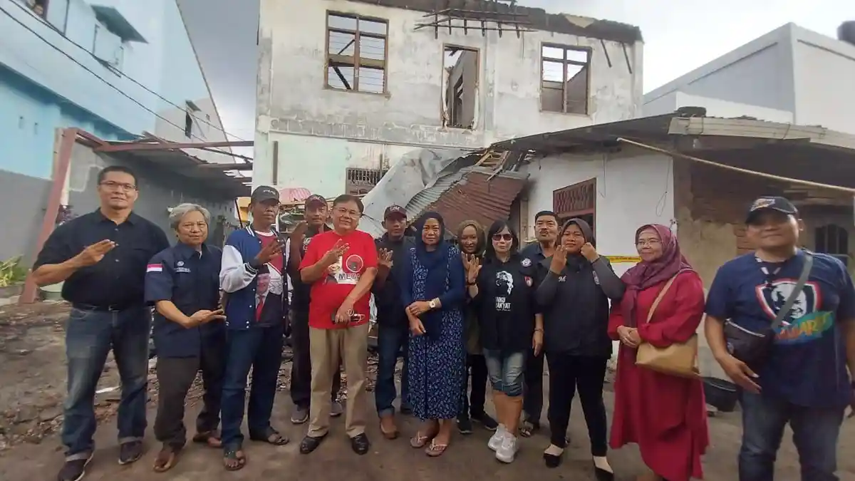 Caleg PDIP Fransiskus Heridian Bantu Korban Kebakaran di Untung Suropati