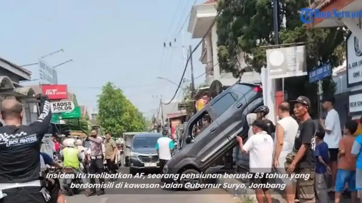 Mobil Suzuki S-Presso Mundur Tak Terkendali hingga Nyangkut di Pagar Rumah Warga Jombang