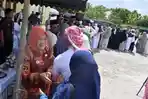 haji-bupati-kobar-momen.jpg