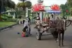 Kecewa Monas Ditutup, Wisatawan Berfoto di Luar Pagar