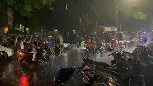Konvoi-Bobotoh-di-Ciamis-terus-berlangsung-meski-diguyur-hujan-deras-Sabtu-2352026.jpg