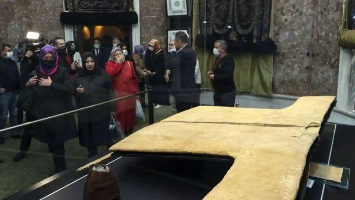 Berusia 1.400 Tahun, Ini Penampakan Jubah Nabi Muhammad SAW, Disimpan Keturunan Uwais Al Qarni