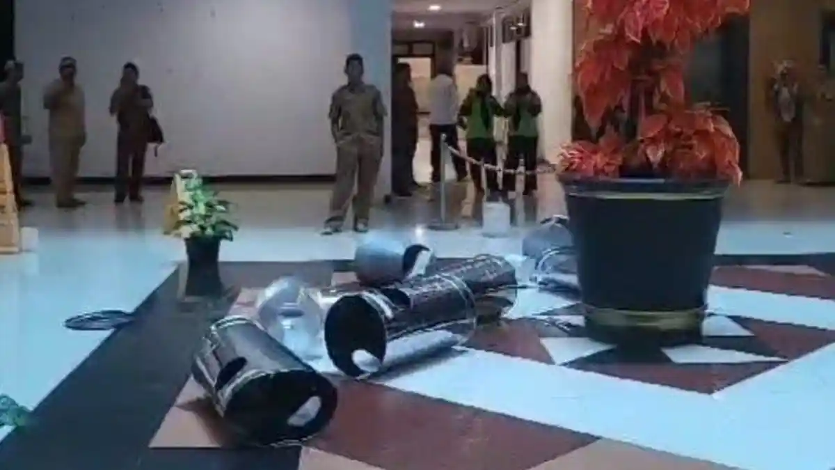 Tunjangan 4 Bulan Belum Cair, ASN Pemprov Malut Protes dengan Lempar Tempat Sampah dari Lantai 4