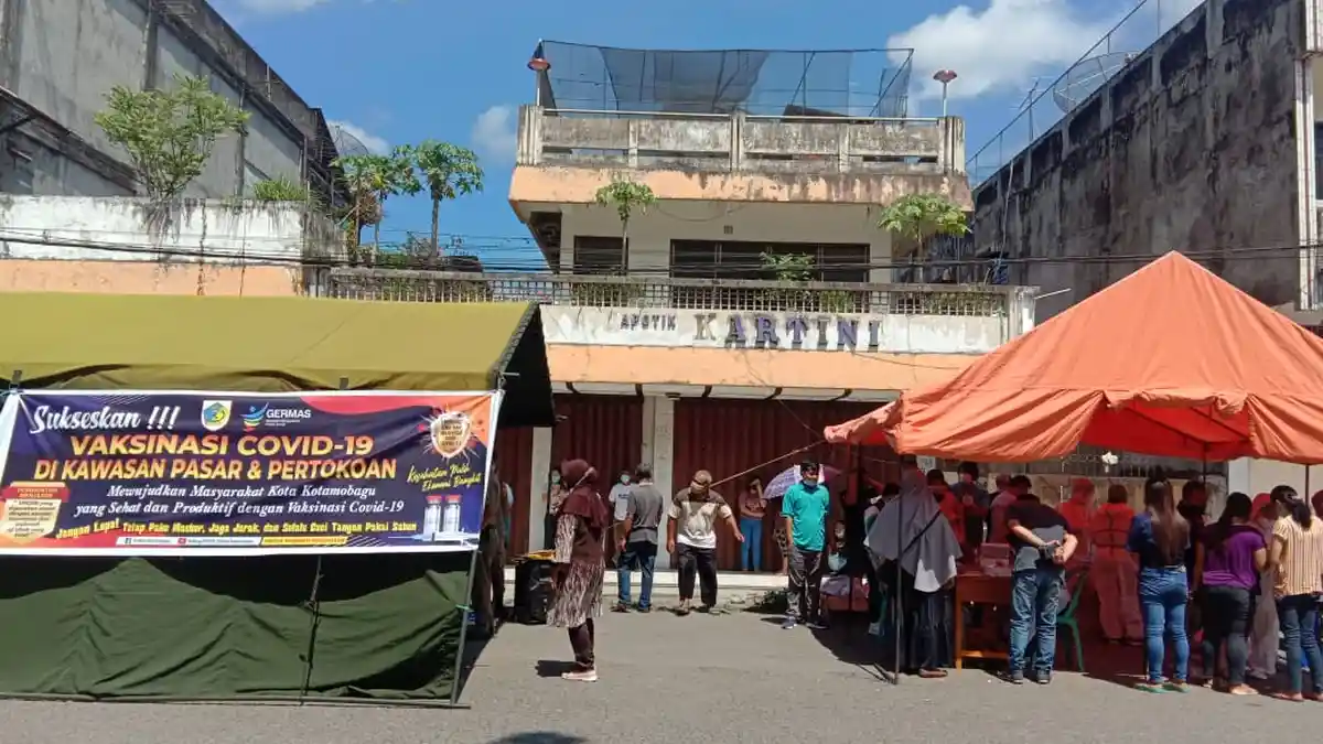 Karyawan Toko dan Pedagang Pasar di Kotamobagu Mulai Divaksin Covid-19