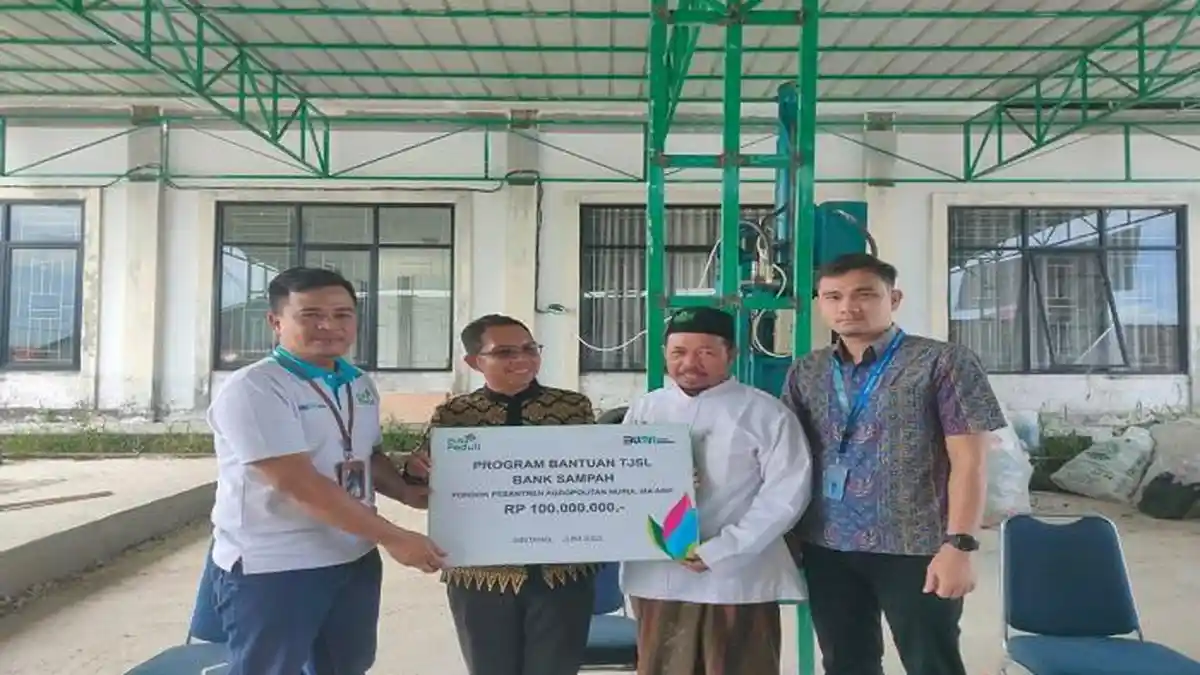 Ubah Sampah Plastik Jadi Cuan, PLN Bidik Ponpes di Sintang