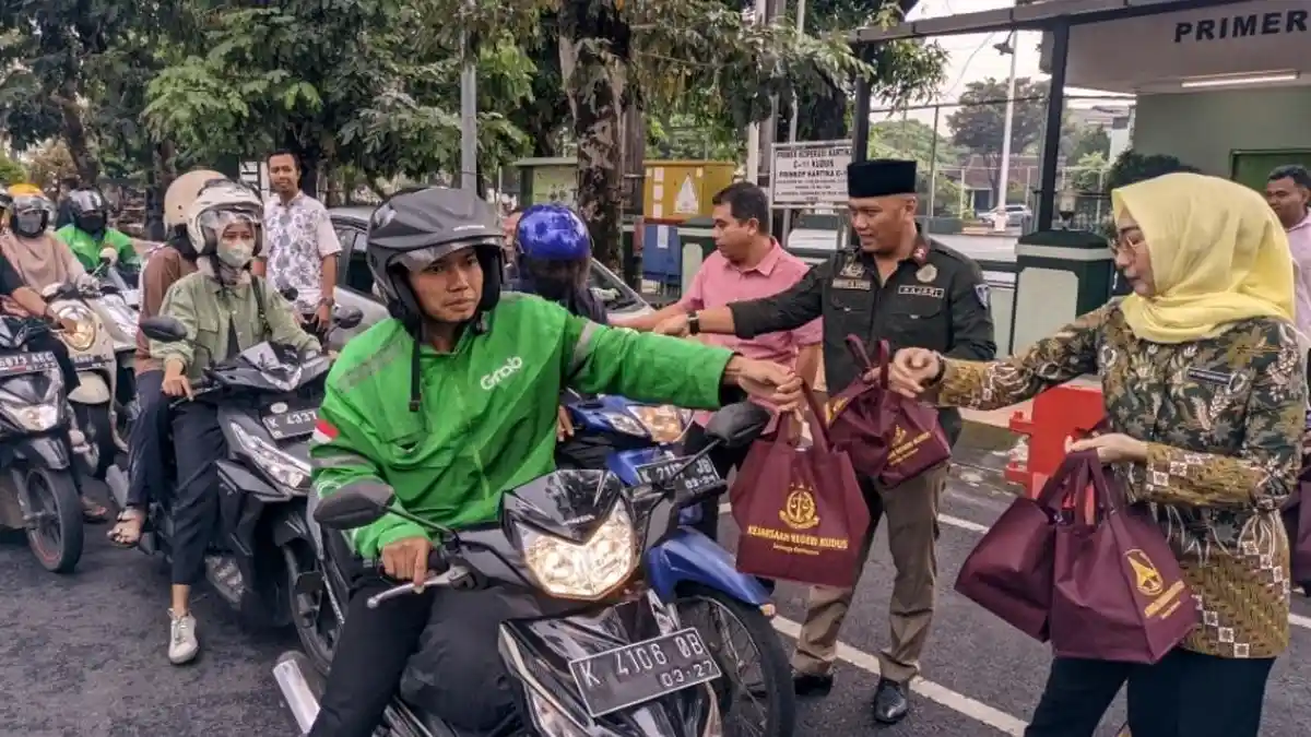 Kejari Kudus Bagi Takjil dan Ratusan Paket Buka Puasa untuk Warga, Henri: Kami Senang Bisa Berbagi