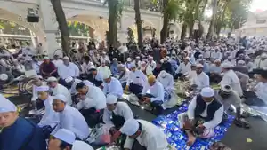 HAUL-HABIB-GRESIK-Suasana-Haul-Habib-Abu-Bakar-Assegaf-ke-71-di-Alun-alun-Gresik.jpg