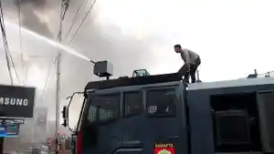 Mobil-water-canon-milik-Polres-Sikka-ikut-memadamkan-api.jpg