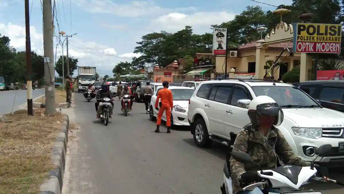 Masuk Bandar Lampung Wajib Rapid Test, Antrean Kendaraan Mengular di Exit Tol Kota Baru
