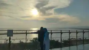 Suasana-melihat-Sunset-di-atas-satu-hotel-di-Pantai-Barat-Pangandaran-021224.jpg