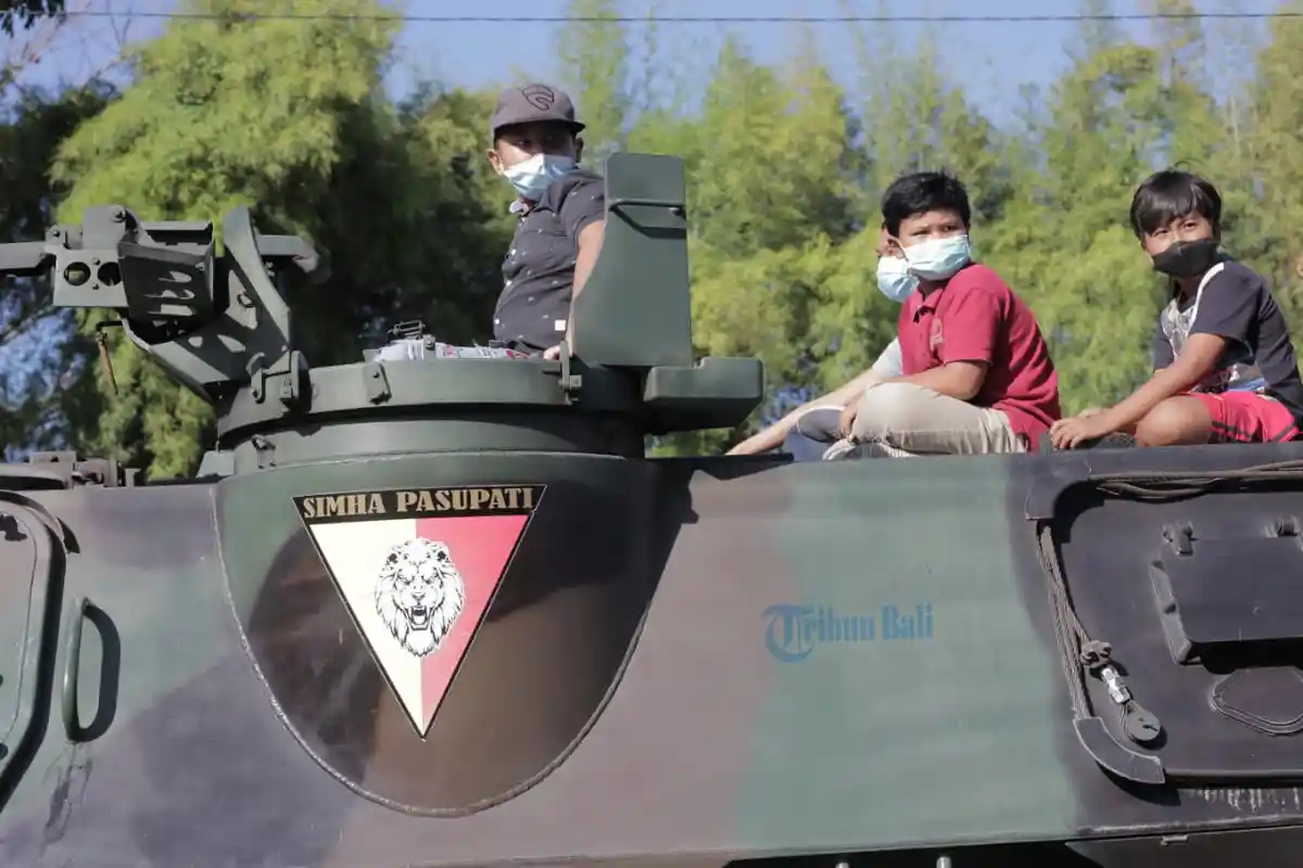 Vaksinasi Massal di Kodam Prajaksana TNI Denpasar, Warga Menaiki Kendaraan Tempur TNI