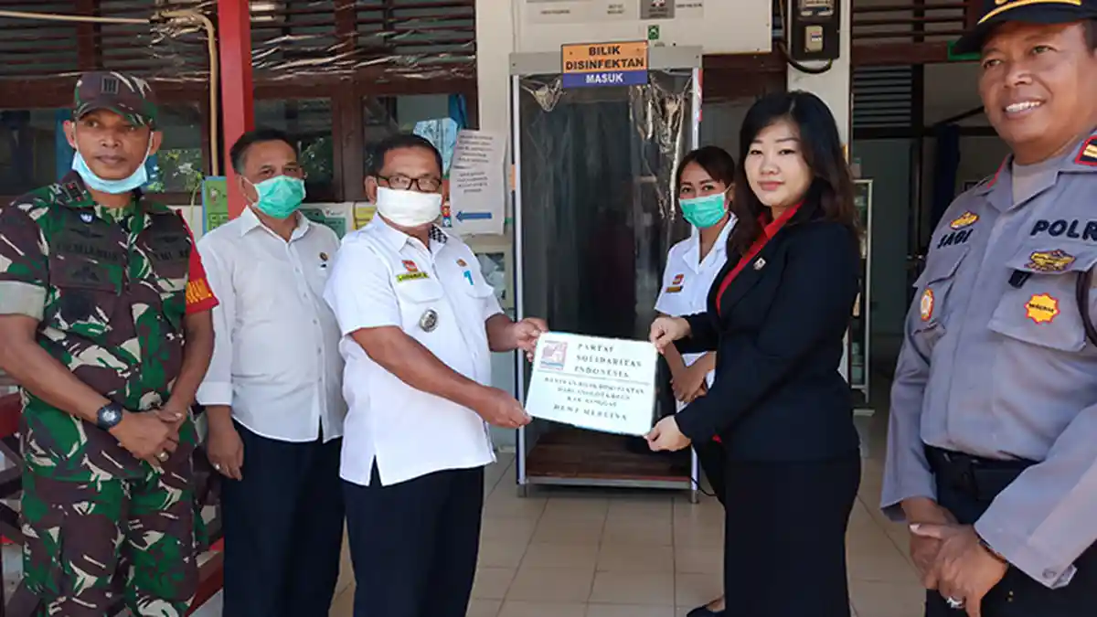 Cegah Covid-19, PSI Sanggau Berikan Bantuan Bilik Disinfektan