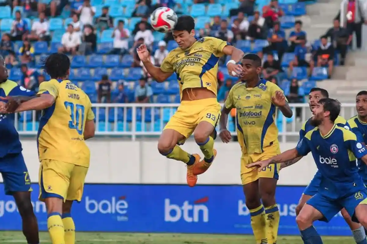 Arema FC Kalah - Marcos Santos Marah, Dibobol Persib Bandung Lewat Skema Bola Mati Saat 10 Pemain