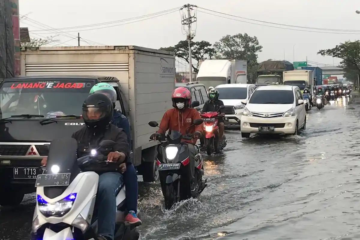 Arus Mudik Jalur Pantura Demak Macet, Jalan Terendam Air Rob