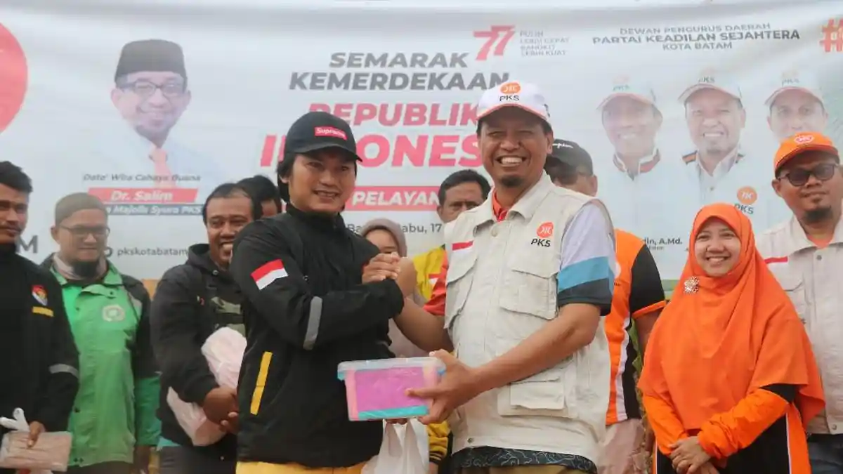 DPD PKS Batam Bagikan Bingkisan Kemerdekaan bagi Ojek Online di Batam