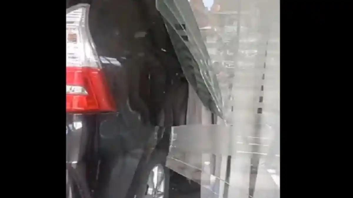 Hari Ini Kecelakaan Mobil Hitam Tabrak Kantor Bank BRI Abdurrahman Saleh Semarang, Pintu Kaca Pecah