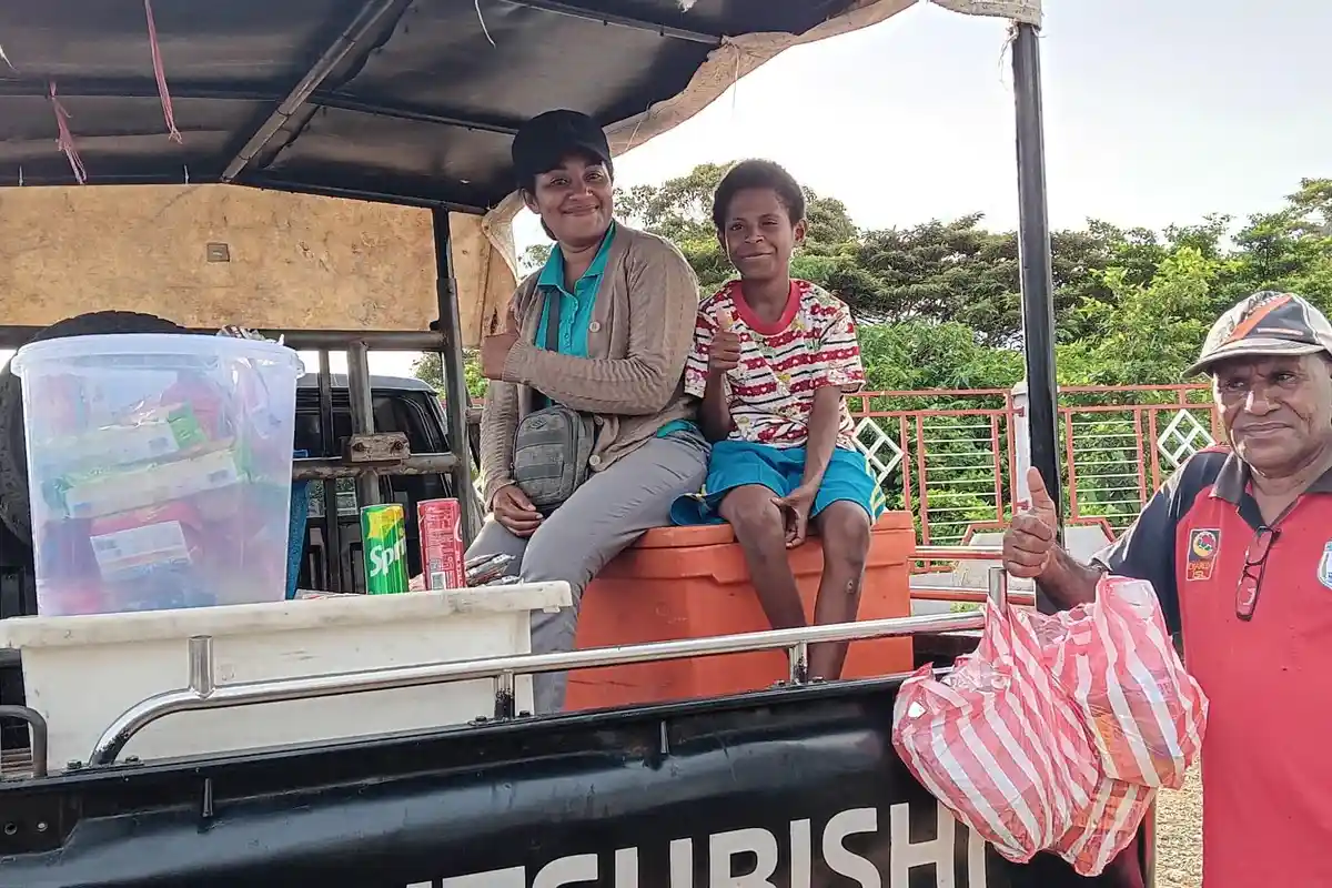 Bakit Vrin Asmuruf, Calon Dokter Asal Maybrat yang Tak Gengsi Bantu Orang Tuanya Jualan Keliling