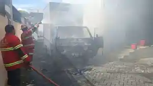 Mobil-Boks-Terbakar-di-Manado-ergert.jpg