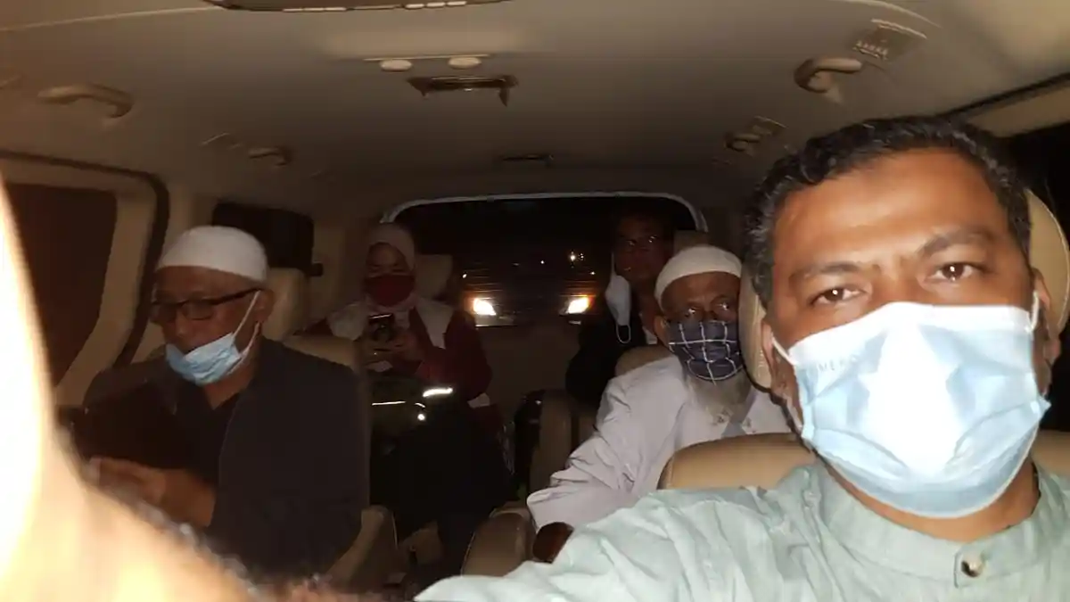 Potret Terbaru Abu Bakar Ba'asyir : Dijemput Langsung Anaknya, Dikawal 4 Mobil, di Antaranya Densus