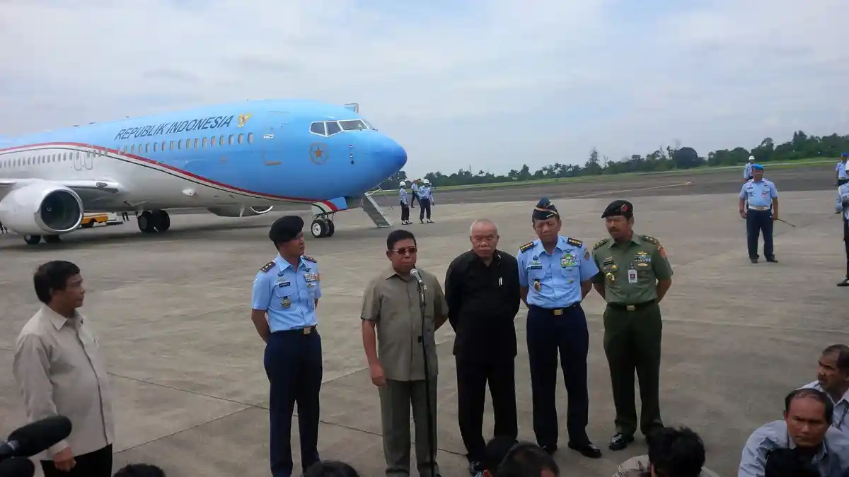 Pesawat Kepresidenan RI Disambut Dua Mobil Pemadam Kebakaran