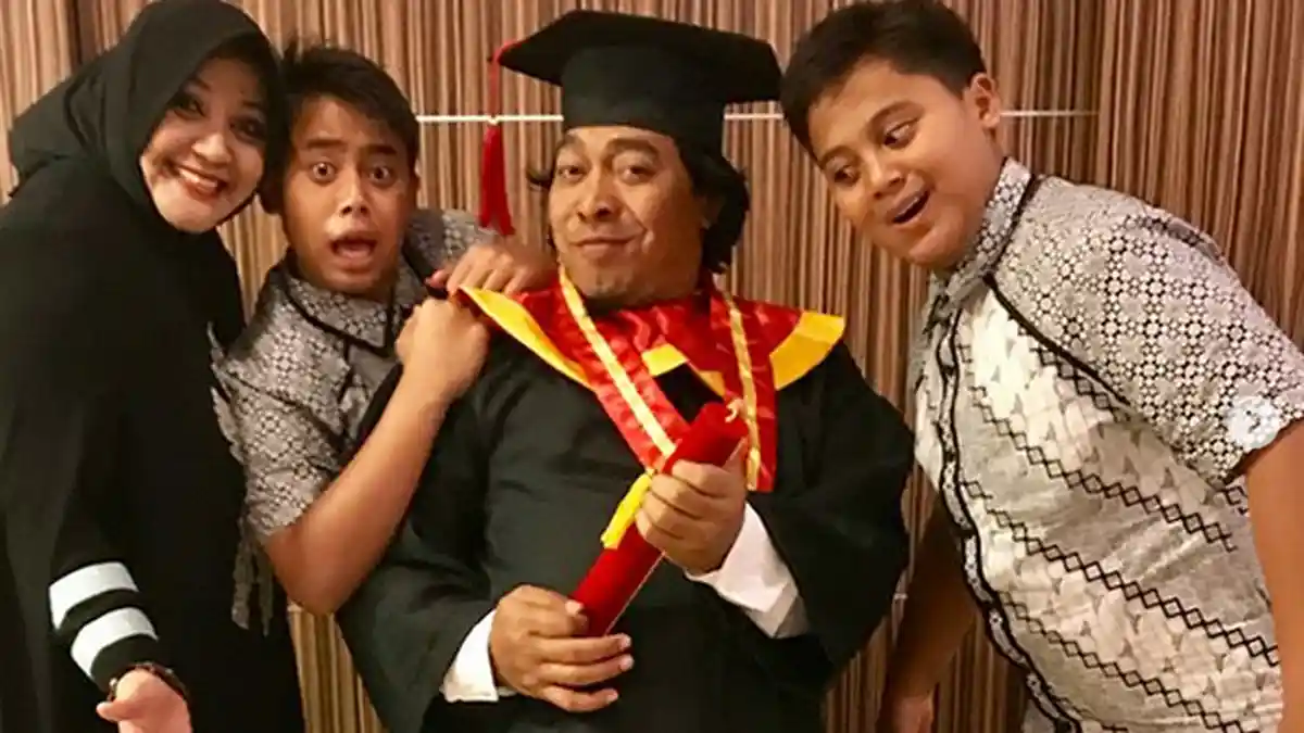 Berusia 47 Tahun, Pelawak Komeng Wisuda Ditemani Keluarganya