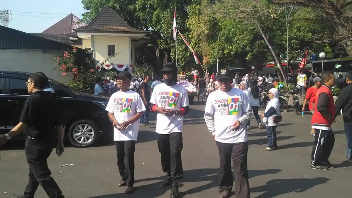 Berkaus 01, Massa Pendukung Jokowi Mulai Berdatangan di Stadion Sriwedari Solo