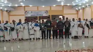 Jemaah-Calon-Haji-Kloter-16-berangkat-mengenakan-kain-Ihram-dari-Embarkasi-Medan.jpg