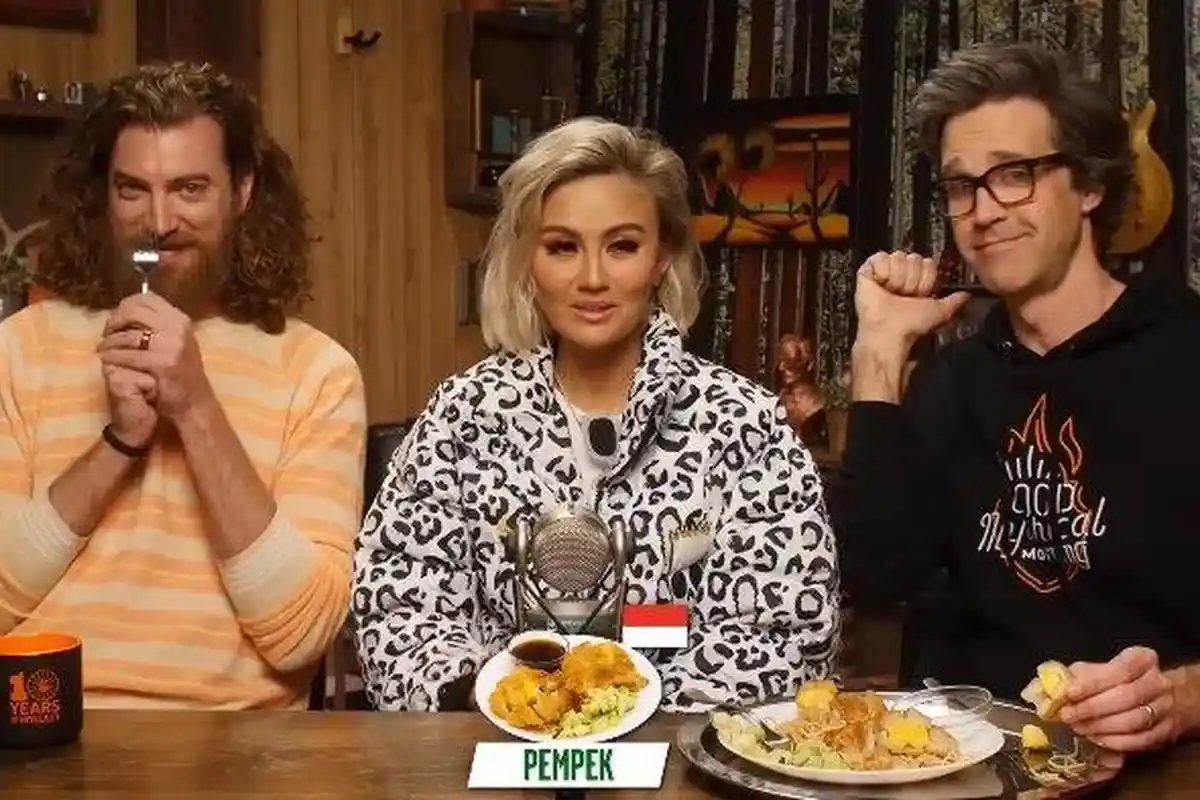 Viral Video Agnes Mo Review Pempek Kapal Selam Khas Palembang di Amerika