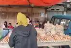 Pedagang-telur-ayam-di-Pasar-Tuminting-Manado-Sulawesi-Utara-Sabtu-2482024.jpg