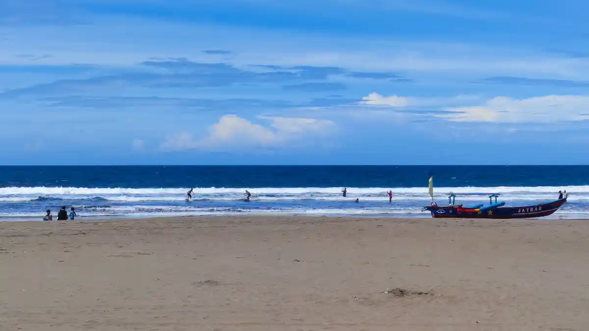 Arus Laut Kuat, Wisatawan Diminta Hati-hati saat Berenang di Pantai Pangandaran