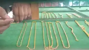 Pedagang-meletakkan-perhiasan-emas-di-etalase-di-toko-emas-di-Beureuneun_harga-emas.jpg