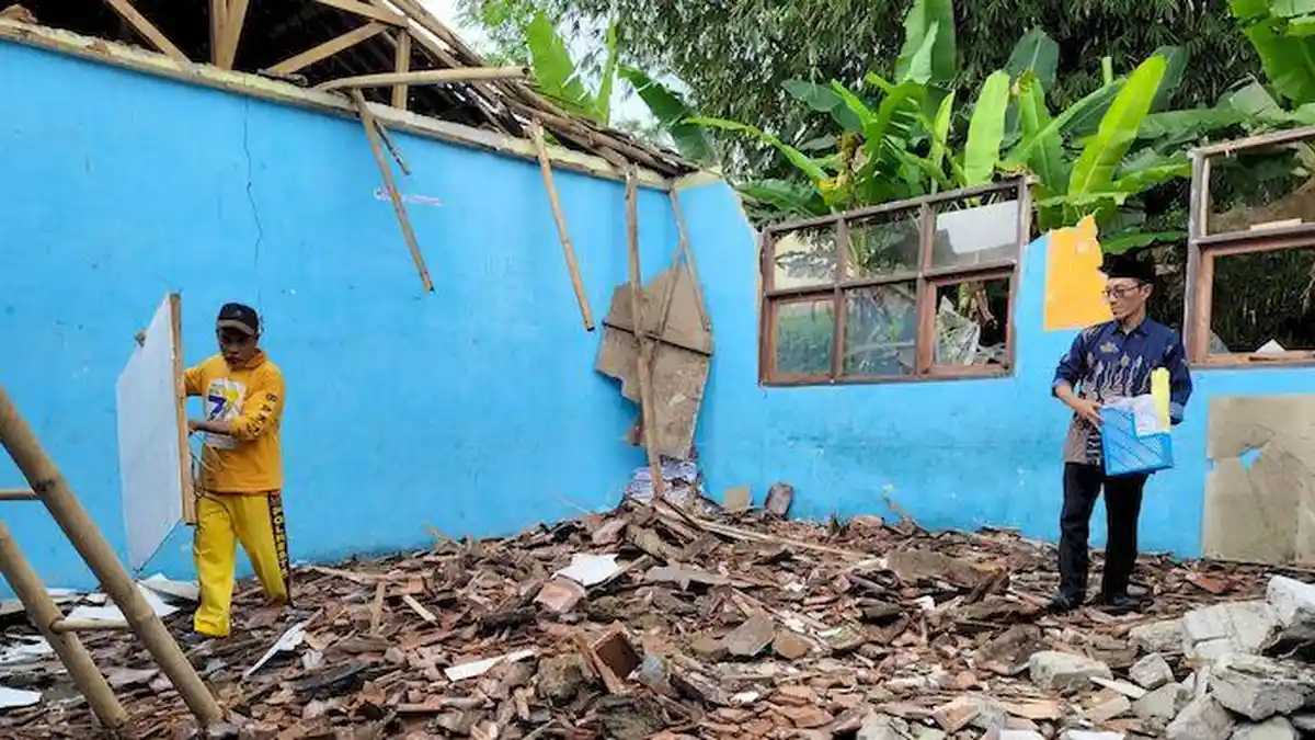 Penampakan Ruang Kelas MTs di Sukabumi, Ambrol setelah Diguyur Hujan Lebat