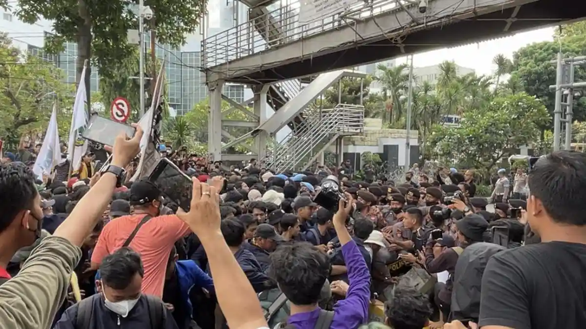 Massa Mahasiswa Coba Terobos Barikade Lagi, Lewat Pengeras Suara Polisi Lantunkan Istighfar