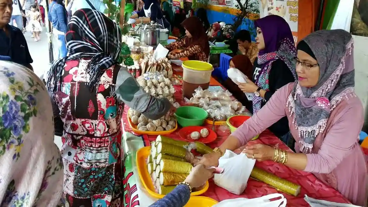 Lemang Banjar Beda! Untuk Takjil, Disantapnya Pas Dengan Telur Asin