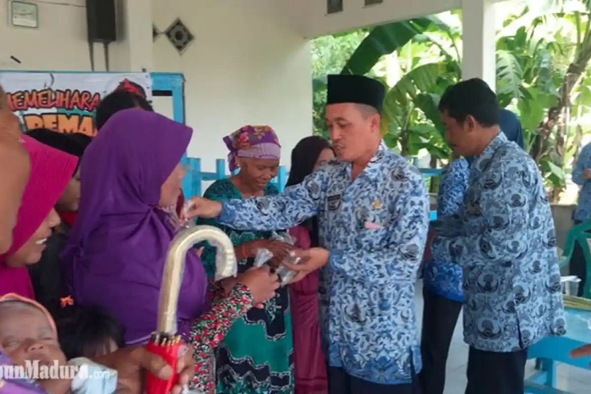 Ratusan Ikan Cupang Dibagikan ke Warga Kecamatan Balongpanggang Gresik, Berantas Jentik Nyamuk DBD