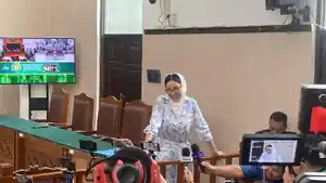 Nikita-Mirzani-menggunakan-hijab-berwarna-putih-dalam-sidang-lanjutan-kasus-pemerasan.jpg
