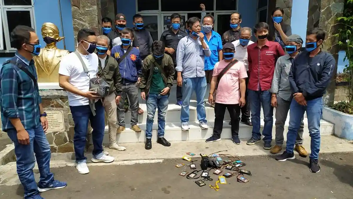 30 Wartawan Cianjur Lepas Id Card dan Jalan Mundur, Solidaritas Perampasan Handphone Wartawan