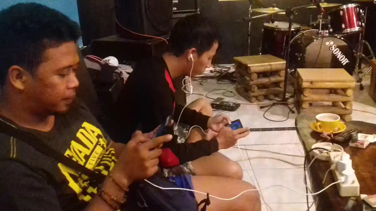 Luwu Timur 'Mati Lampu' Sejak Siang, Warga Serbu Ramiza Coffe Malili Numpang Charge Ponsel