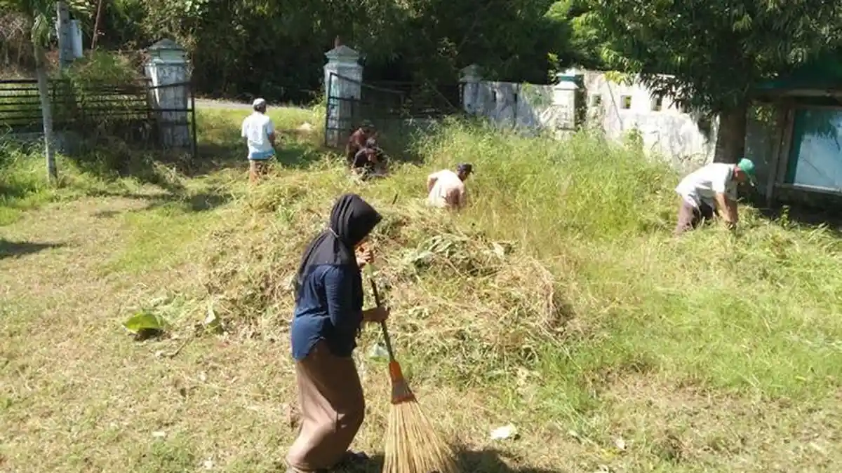 Ciptakan Lingkungan Nyaman, Pemdes Samaran Sampang Gelar Kerja Bakti Bersama Warga