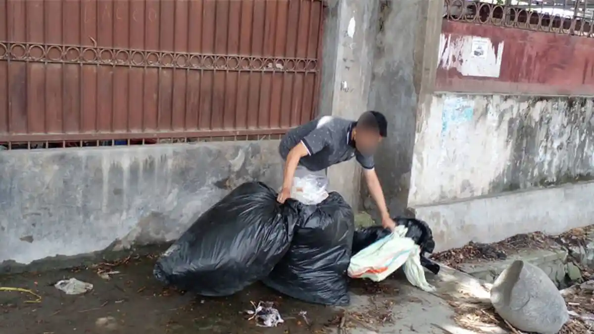 Pelaku Usaha di Ujuna Palu Dipaksa Pungut Kembali Sampah yang Dibuang Sembarang