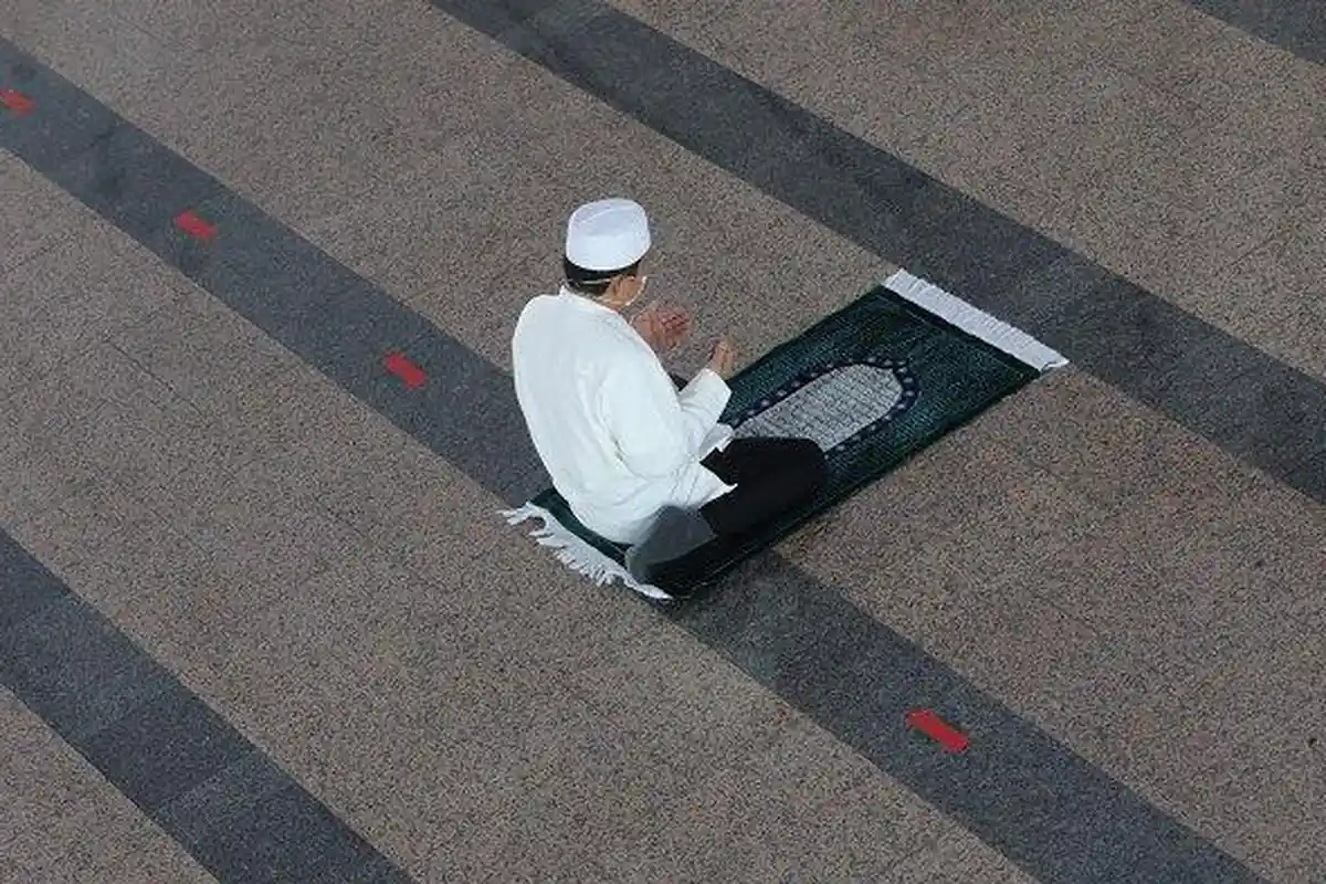 Tata Cara Sholat Subuh Lengkap: Mulai Niat, Bacaan Tahiyat, hingga Salam