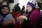 Sefti Sanustika Jenguk Ahmad Fathanah