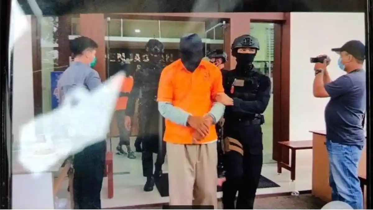 18 Orang Terduga Teroris Diberangkatkan ke Jakarta Kepala Ditutup, Kaki Dirantai, Tangan Diborgol