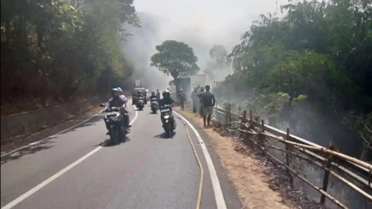 Waspada Jalur Sumedang-Wado Tertutup Asap Tebal Kebakaran Lahan