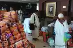 jemaah-kalsel-keloter-1-banjarmasin-saat-terlantar-di-lobi-hotel_20170808_224232.jpg
