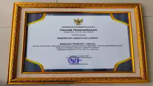 Pemerintah-Kabupaten-Landak-menerima-penghargaan-dari-Gubernur.jpg